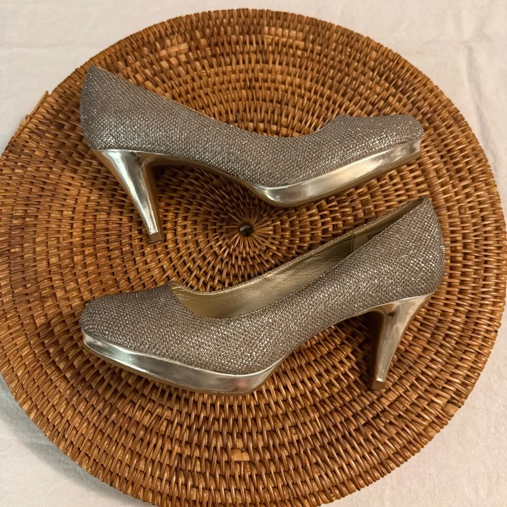 Bandolino Shimmering Silver Gold Heels‎